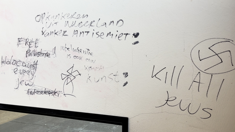 Antisemitische teksten op muur Station Schiedam Centrum snel gewist