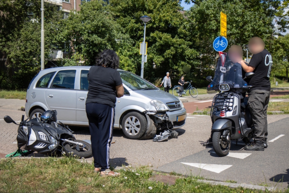 Scooterrijder gewond na aanrijding met auto langs trambaan