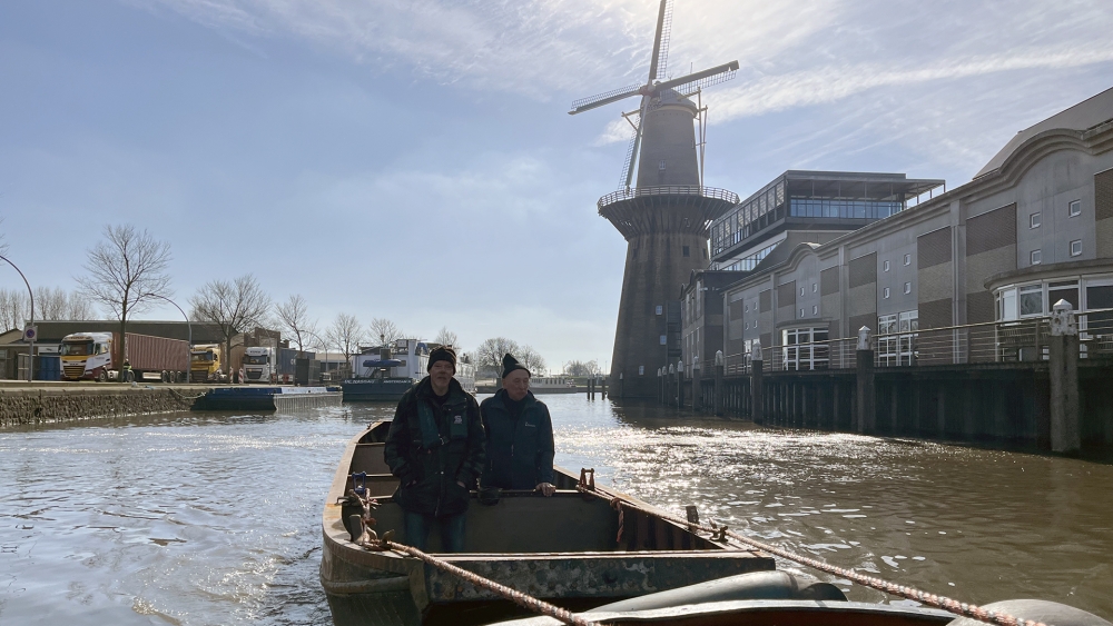 Enige overgebleven historische spoelingschuit weer terug in Schiedam
