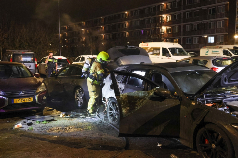 Personenauto in brand op parkeerplaats Vlaardingen-Ambacht