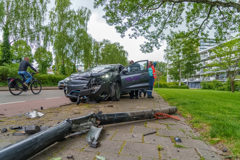 Taxi met drie passagiers rijdt lantaarnpaal in Vlaardingen omver