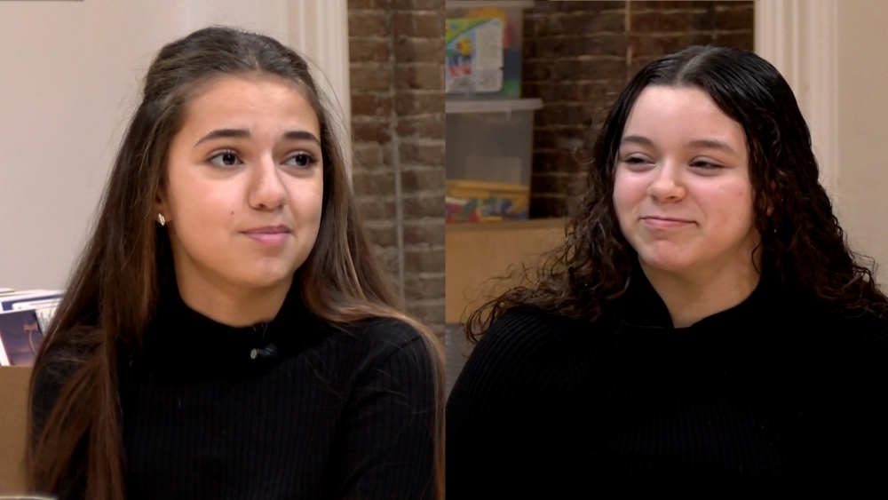 Jesslyn van Eijk en Melanie van Schuppen (beiden 12 jaar oud) over jongeren in coronatijd