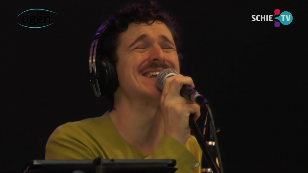 Boy on the moon met het nummer Do Stuff, Go Places