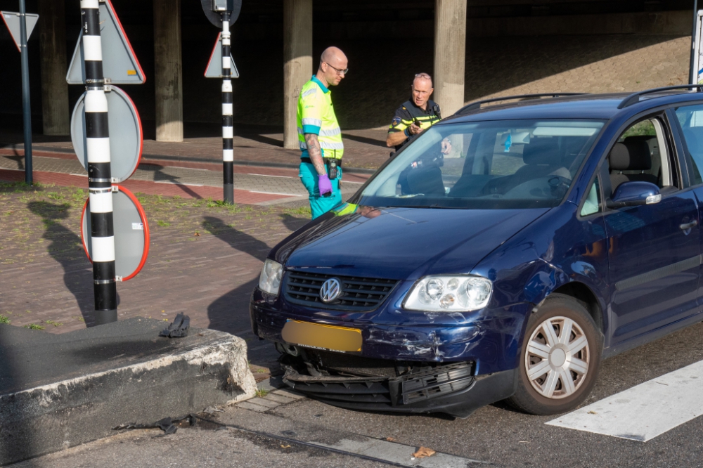 Flinke schade na aanrijding tussen twee auto's