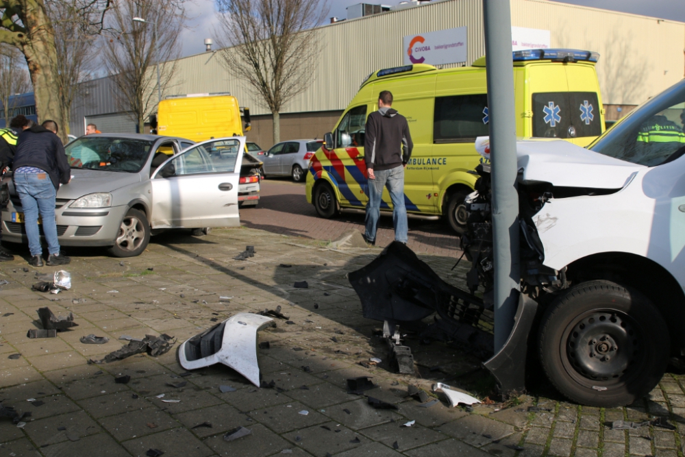 Vrouw gewond na aanrijding op kruising Ringersstraat