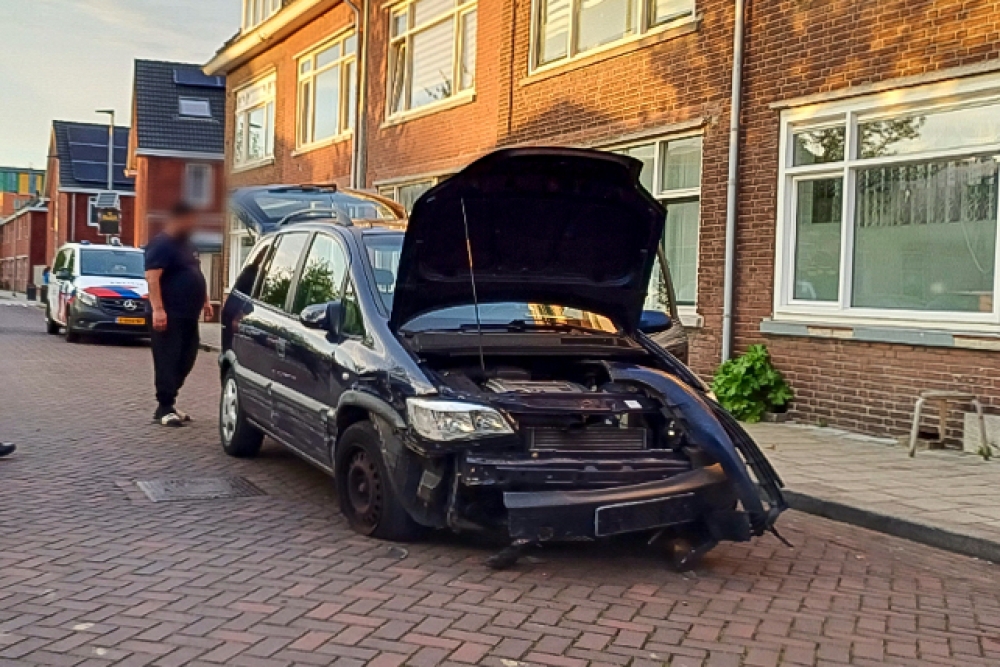 Twee auto&#039;s botsen in Schiedam Oost