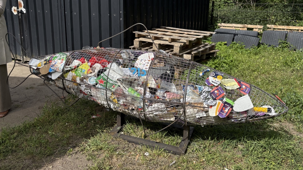 De 'baby-afvalharing' op het schoolplein van de Ericaschool in Vlaardingen gevuld met zwerfaval