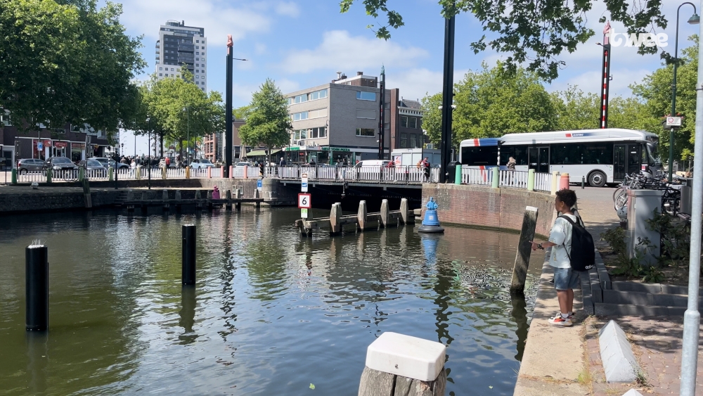 Eindelijk: eerste palen fontein in Oude Haven van Vlaardingen geplaatst