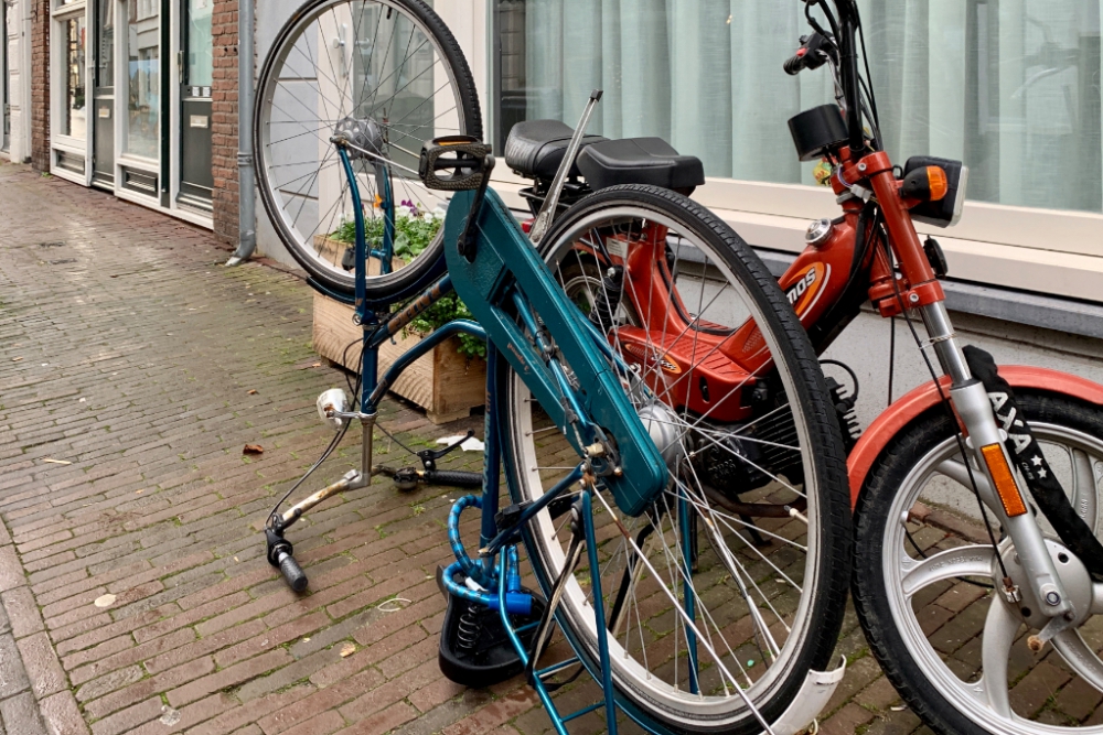 Fietsen ondersteboven in centrum Schiedam