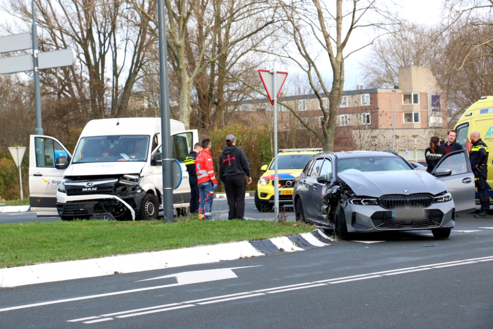 Taxibusje met ouderen botst met auto op kruispunt van Hargalaan in Schiedam
