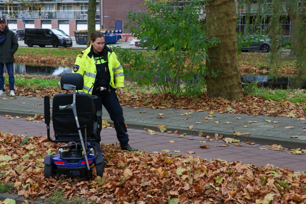 Man in scootmobiel schrikt van auto en valt