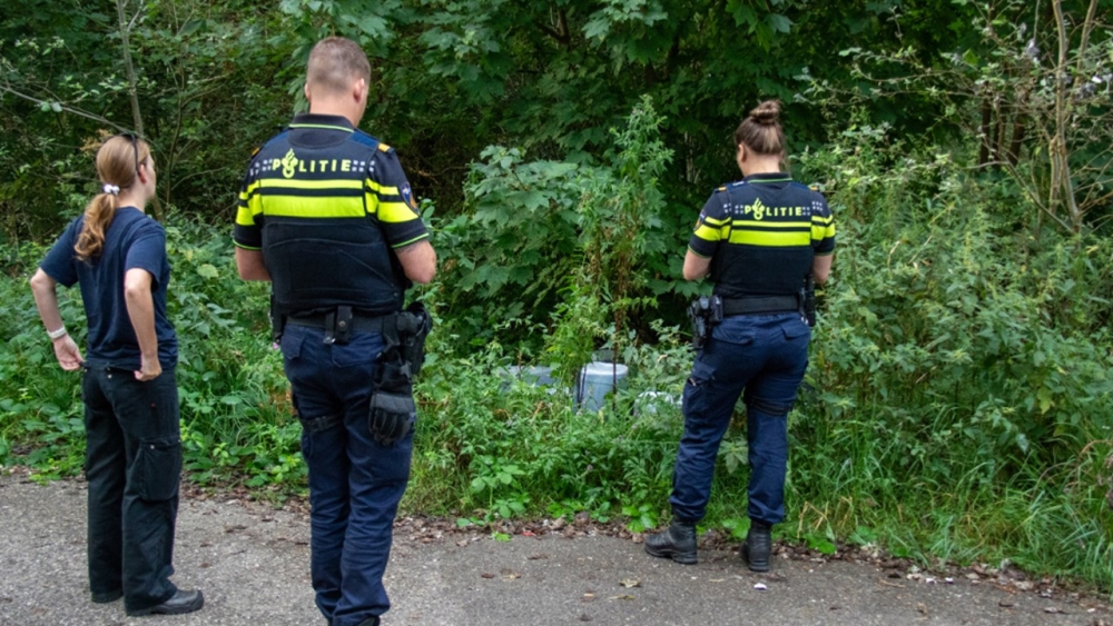 Vaten met onbekende stoffen gevonden op meerdere plekken in Broekpolder