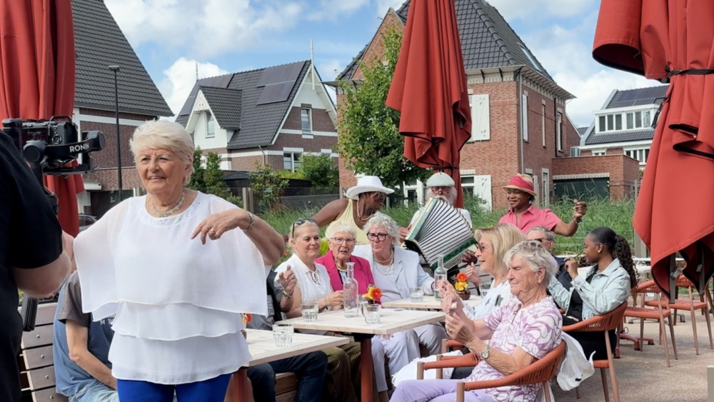 Vlaardingse artiest Rita Young (81) neemt allerlaatste videoclip op
