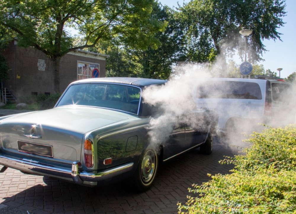 Rokende Rolls Royce op Schiedamseweg door vastgelopen remmen