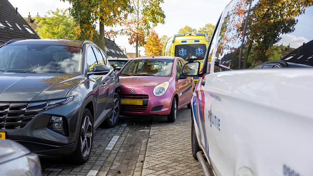 Auto knalt op geparkeerde wagen, vrouw naar ziekenhuis