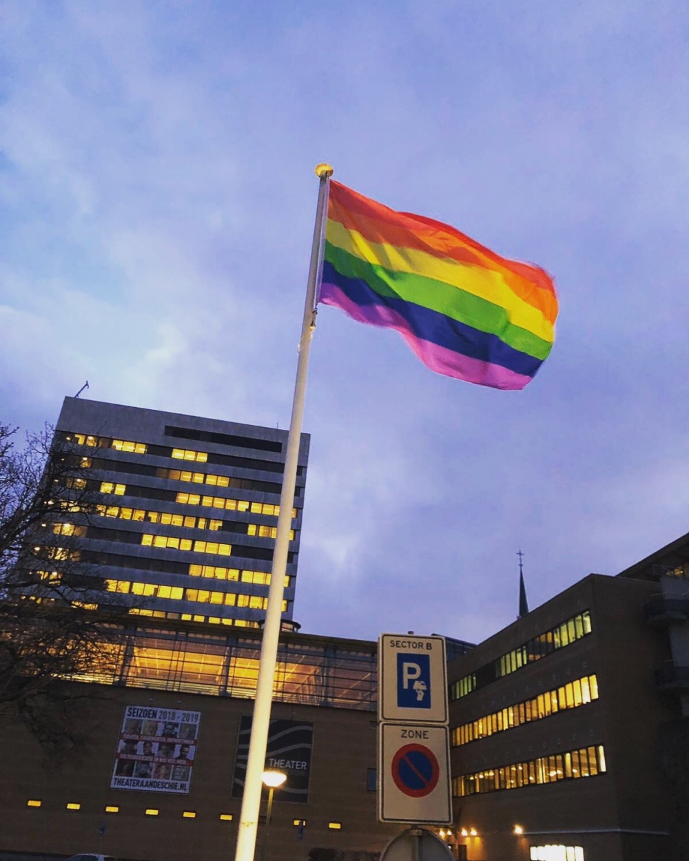 Ook gemeente Schiedam hijst de regenboogvlag