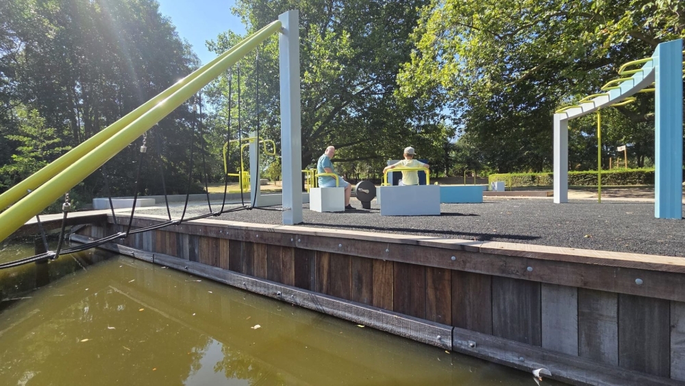 Ook in Oranjepark fitnesstoestellen te vinden, vlak langs en zelfs boven het water