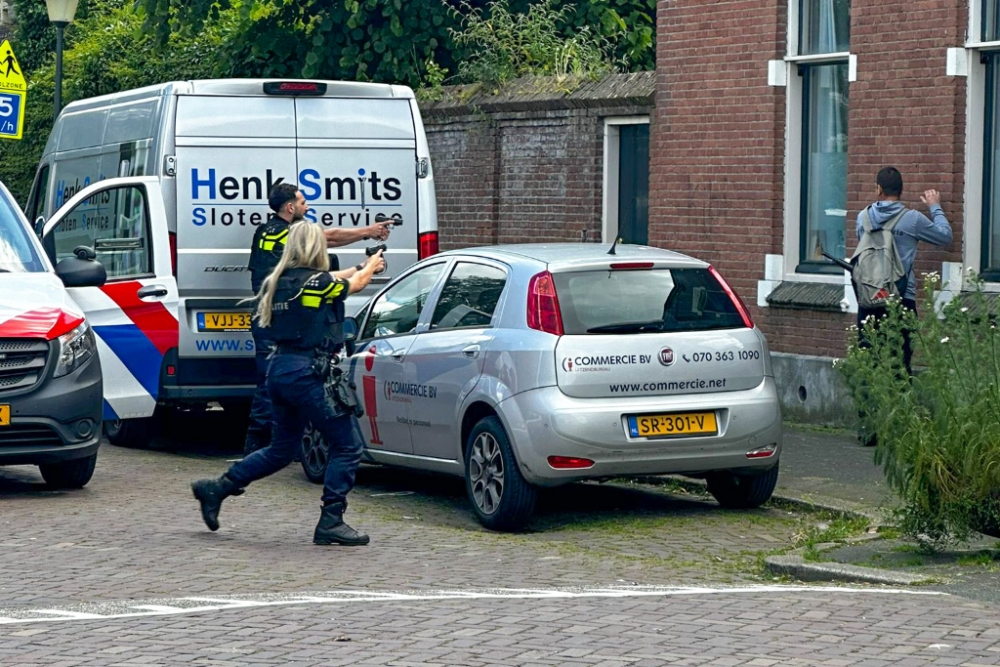 Agenten richten vuurwapen op verdachte bij aanhouding in Vlaardingen