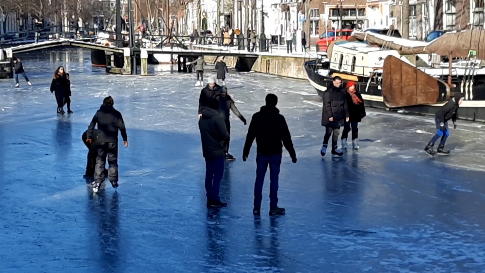 Gevaar op de schaats: expert waarschuwt voor levensgevaarlijk ijs in Schiedam en Vlaardingen
