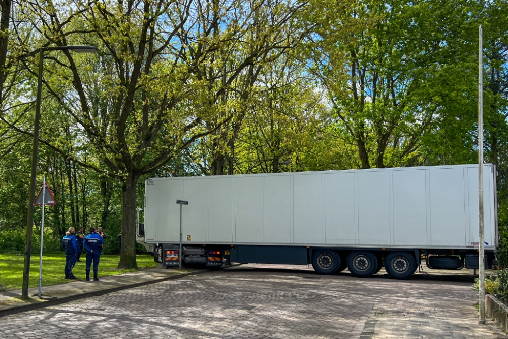 Vrachtwagen rijdt zich klem in Vlaardingen