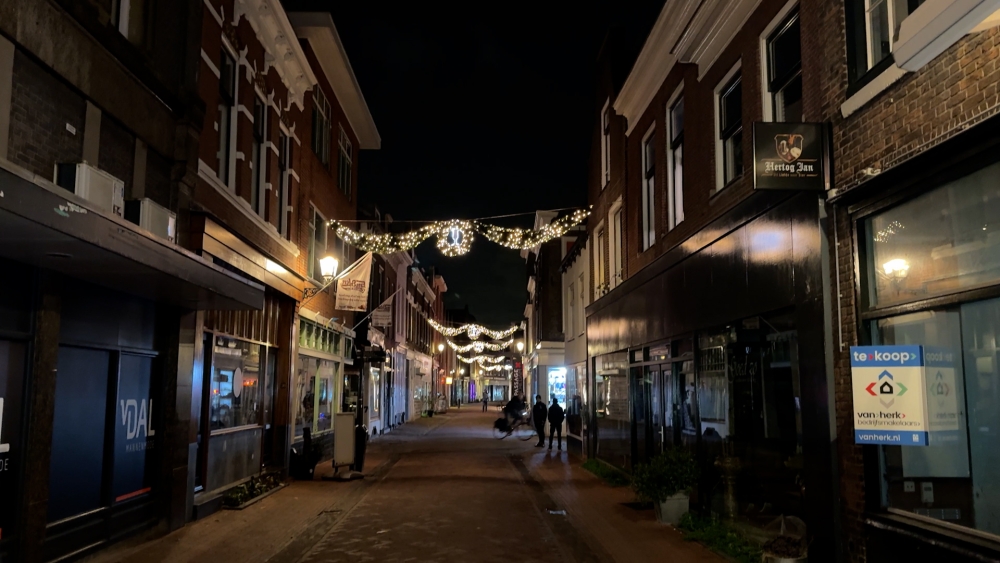 Lichtjesmolen en jeneverslingers verlichten de binnenstad van Schiedam