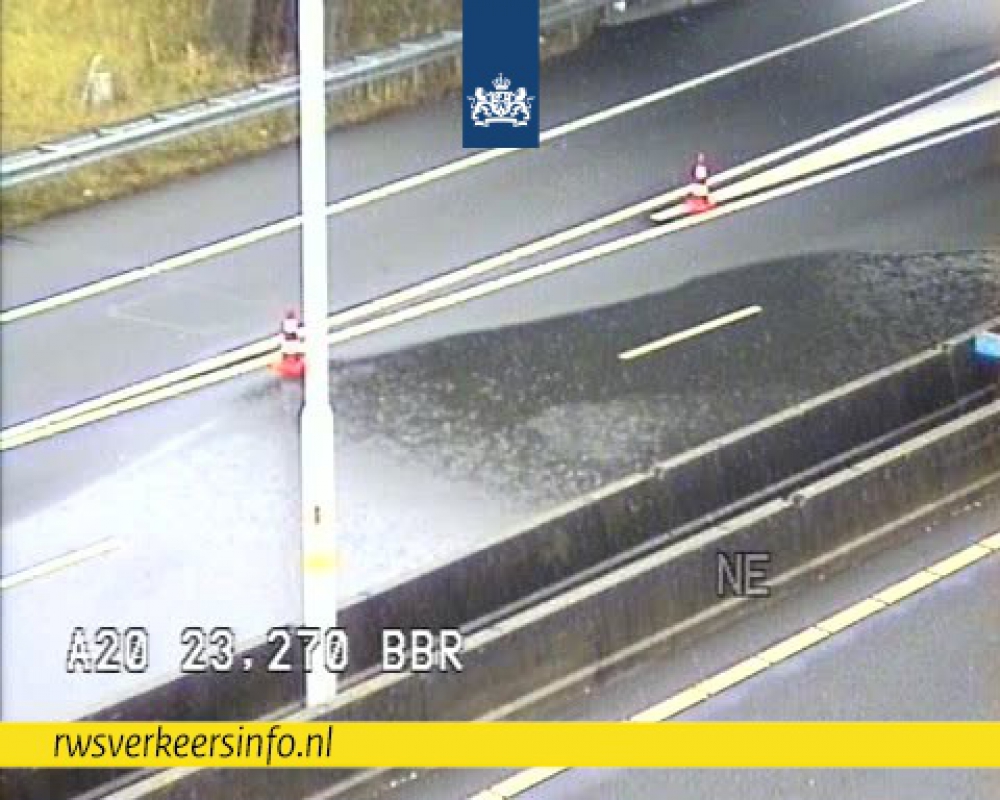 A20 dicht tussen Kethelplein en Vlaardingen door grote plas water