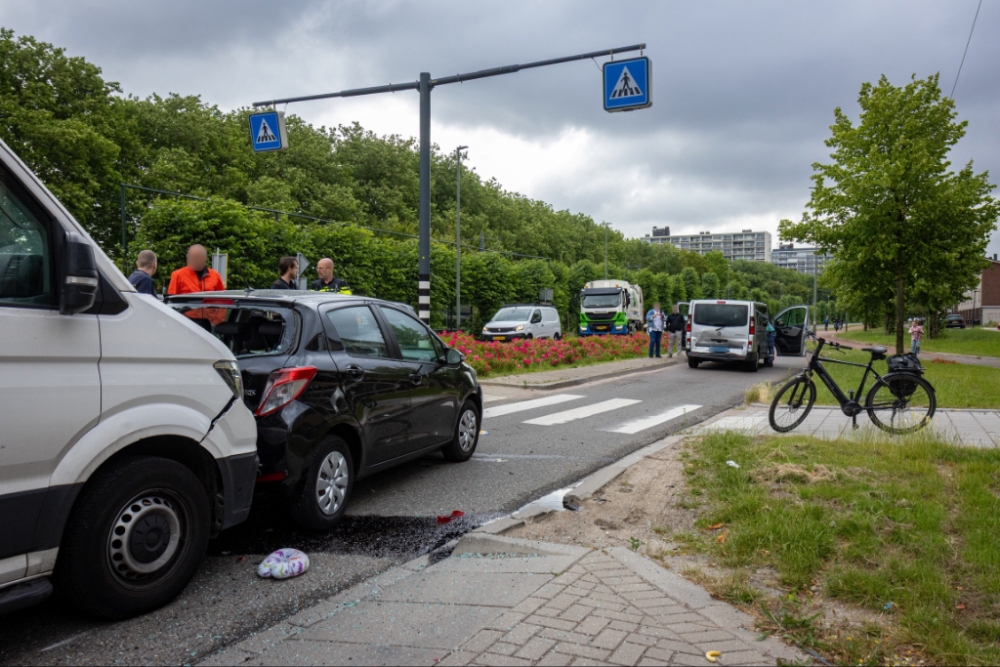 Kettingbotsing in Schiedam, drie auto’s botsen op elkaar