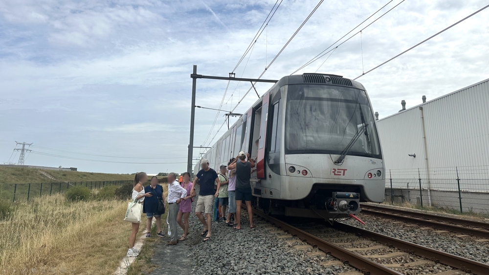 Schiedammer strandt na stilvallen metro Hoekse Lijn: ‘We stierven van de dorst’