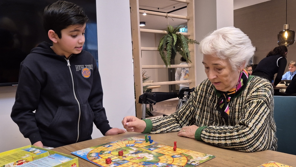 Basisscholieren spelen oud-Hollandse spelletjes met dementerende ouderen