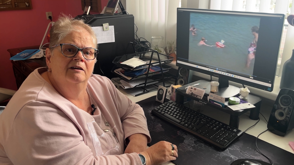 Paulien (66) zit ziek thuis, maar ziet wereld door de ogen van anderen