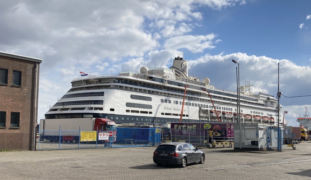 Enorm cruisschip voor 1.400 Oekraïense vluchtelingen aangemeerd in Merwehaven, vlak achter het Marconiplein