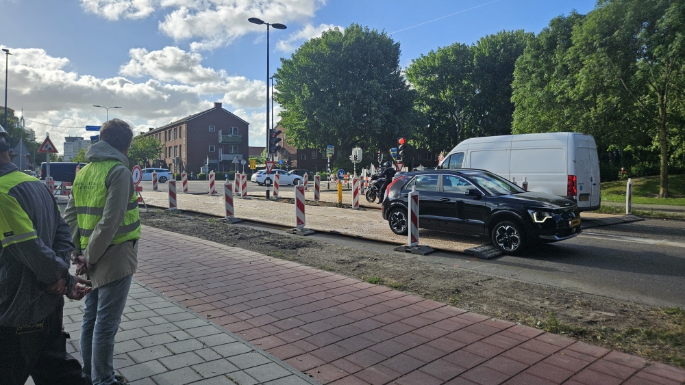 Medewerkers van gemeente en WarmtelinQ kijken of deze oplossing wel werkt