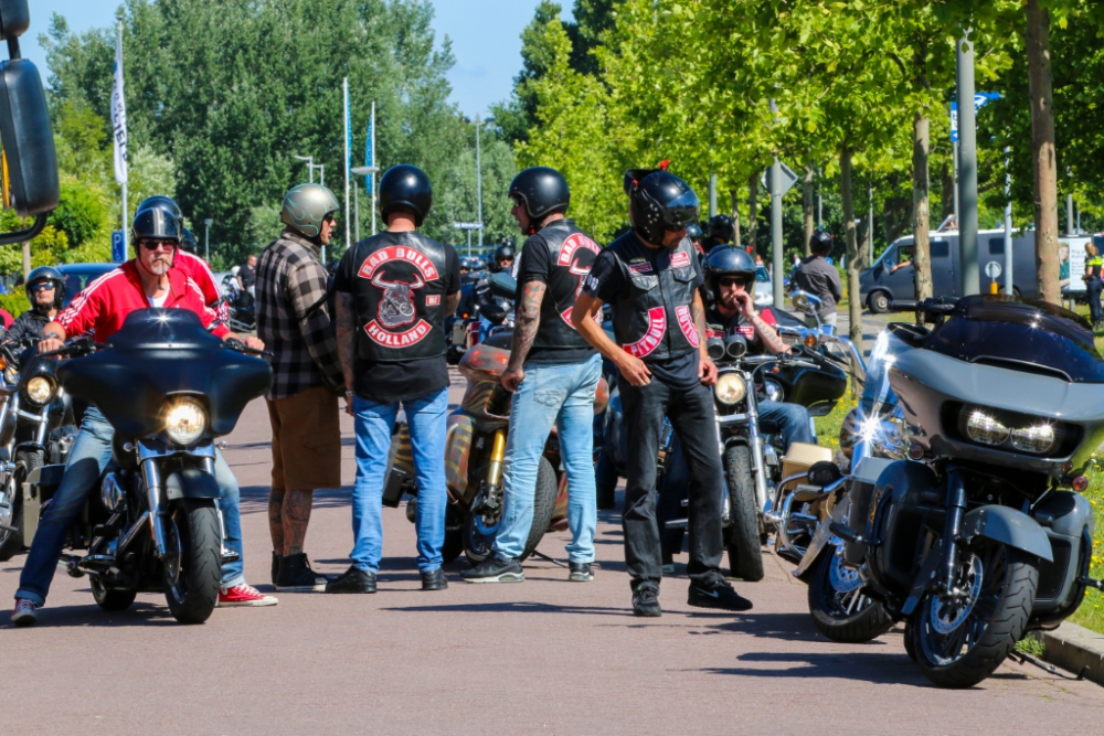 Veel politie en motoren in Schiedam Noord bij uitvaart Hell&#039;s Angels