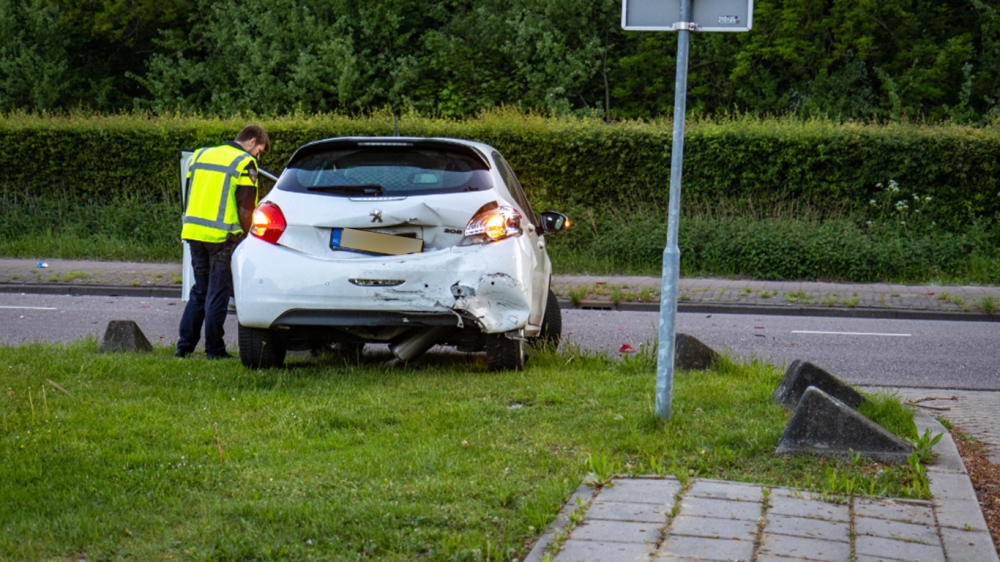 Weg dicht na aanrijding waarbij auto op betonblokken eindigt