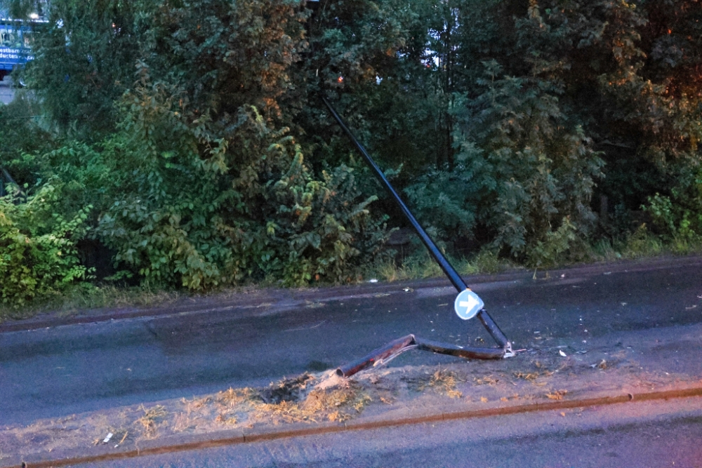 Lantaarnpaal op de Vulcaanweg volledig uit de grond gereden door auto
