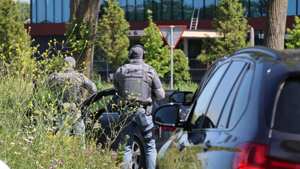 Arrestatieteam bij Hargalaan, politie op zoek naar man rond Van der Valk Hotel