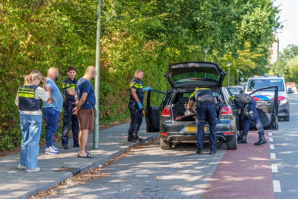Politie houdt wijkactie en betrapt drugsdealer in Vlaardingen: zeventig zakjes drugs