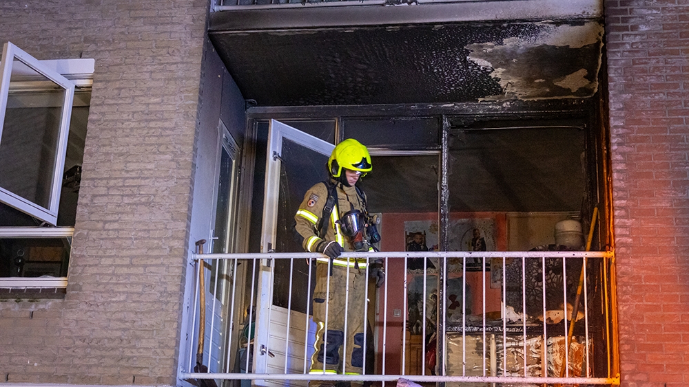 Explosie en daarna brand in Vlaardingse flatwoning zorgt voor flinke schade