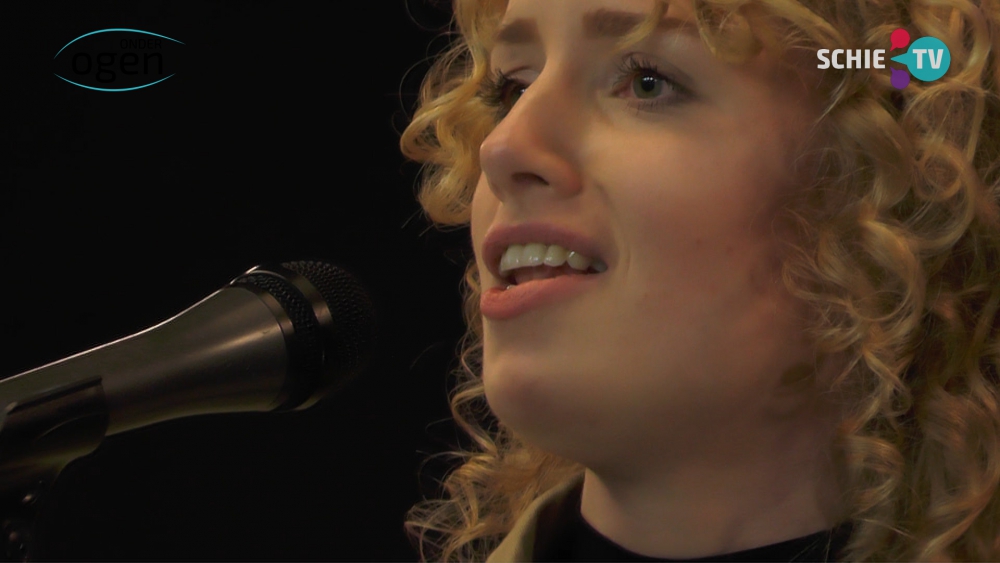 Live optreden Tessa Denise met op gitaar Tayler Calister met het nummer Isn&#039;t She Lovely