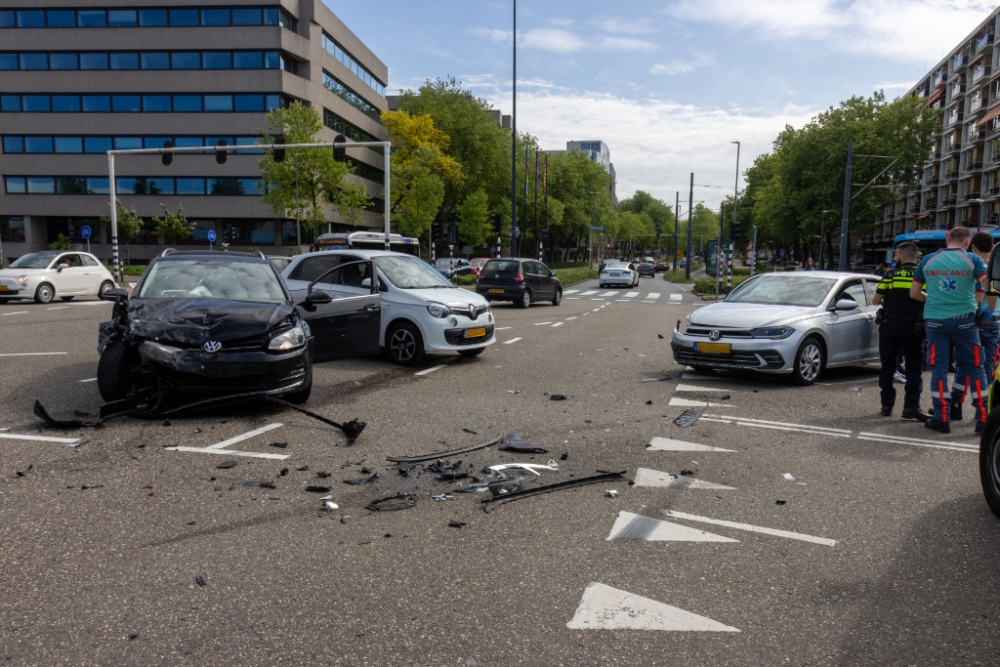 Chaos op belangrijk kruispunt door aanrijding, bestuurder vlucht