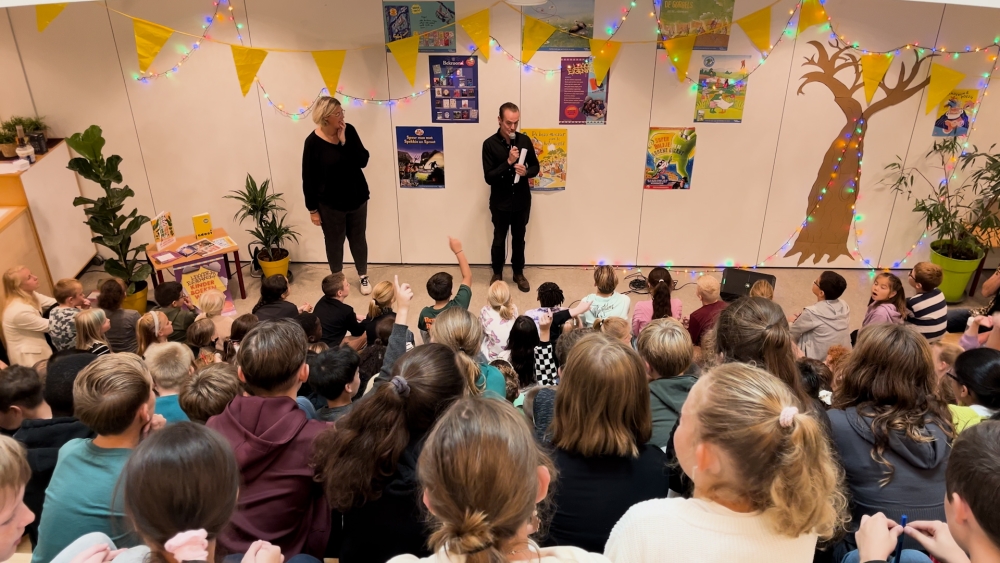 Jordy Dijkshoorn opent Kinderboekenweek: ‘Vandaag gaan we lekker eigenwijs zijn!’