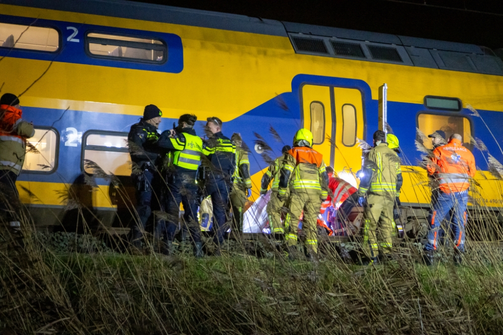 Spoorwandelaar aangereden door trein, raakt zwaargewond