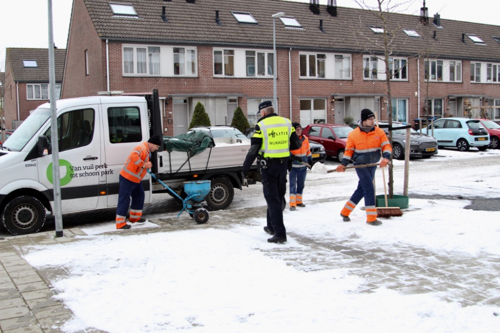 Schiedam laat wijkagent niet in de kou staan