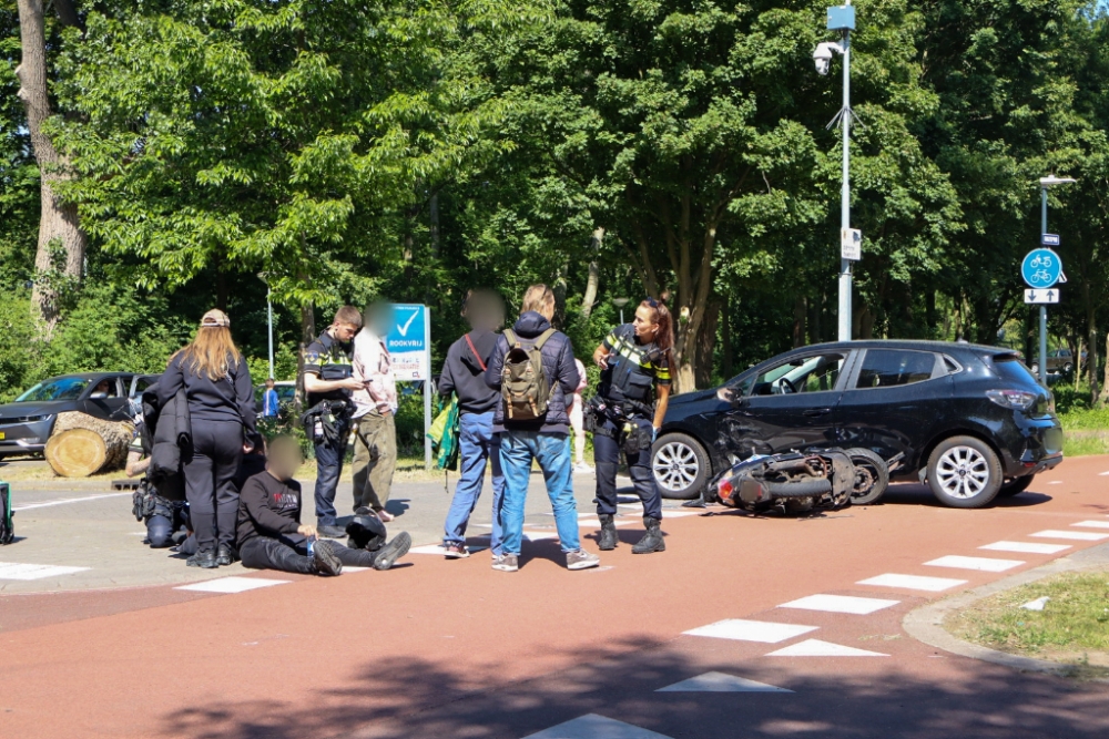 Scooterrijder gewond door aanrijding op Hazepad