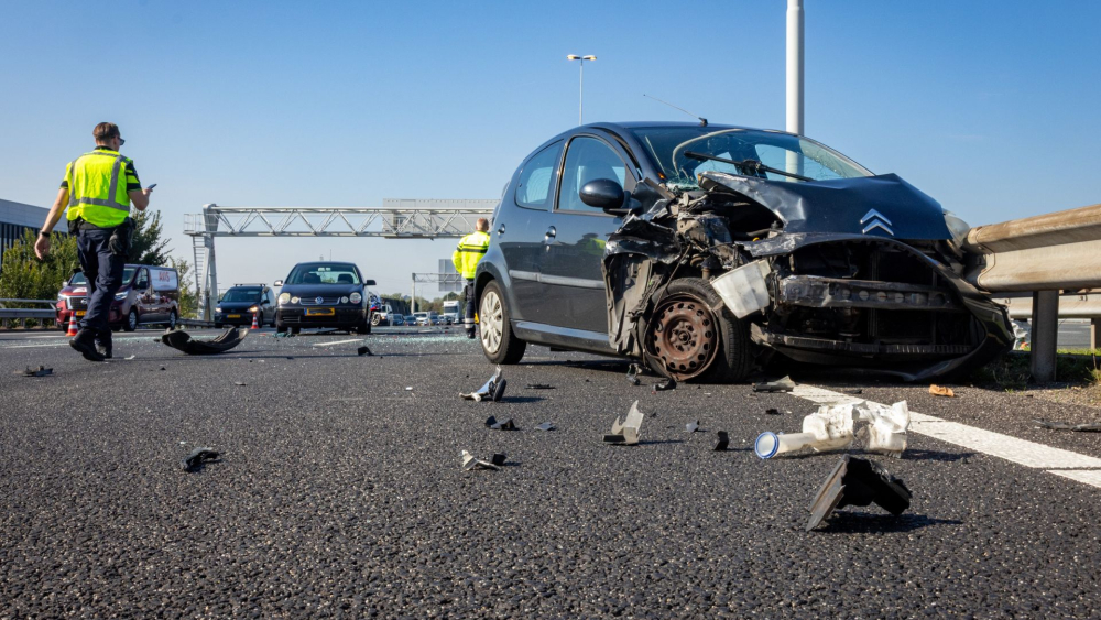Ravage op de A20 bij afrit Spaanse Polder: drie gewonden en veel schade