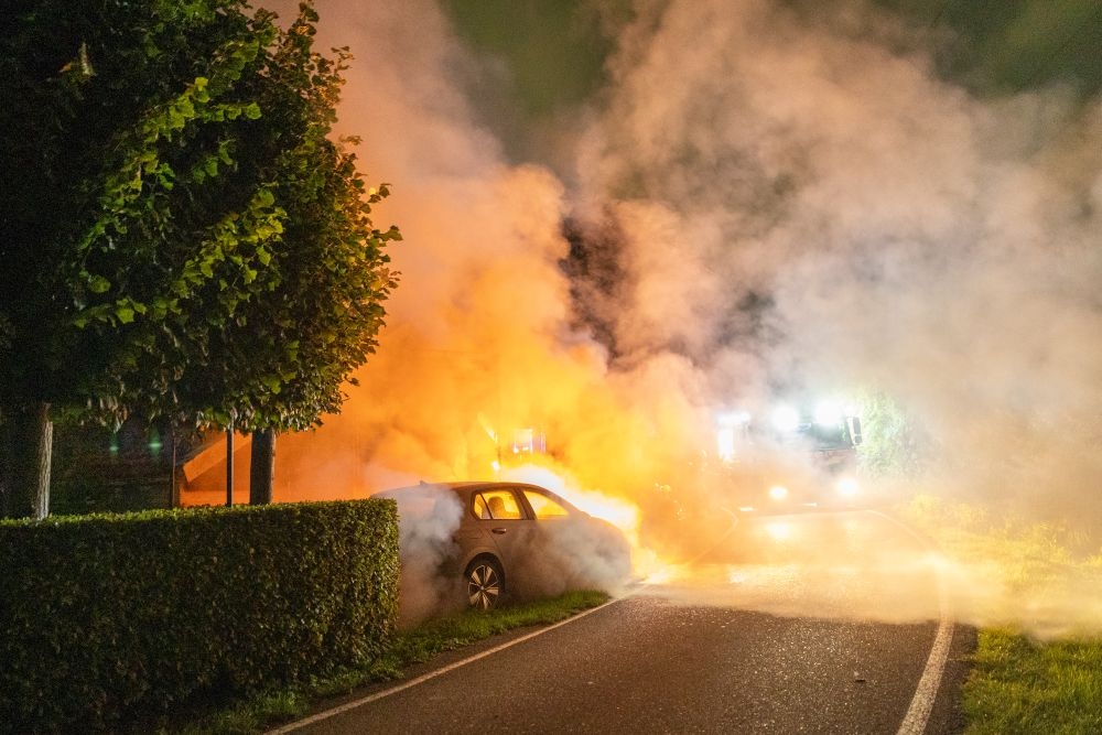 Auto vat na lange reis vlam en zorgt voor grote rookontwkkeling