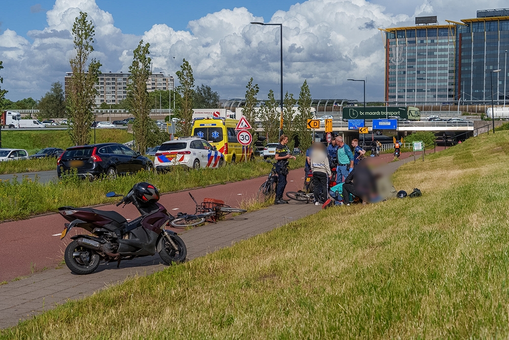 Jong kind raakt gewond bij botsing tussen fiets en scooter