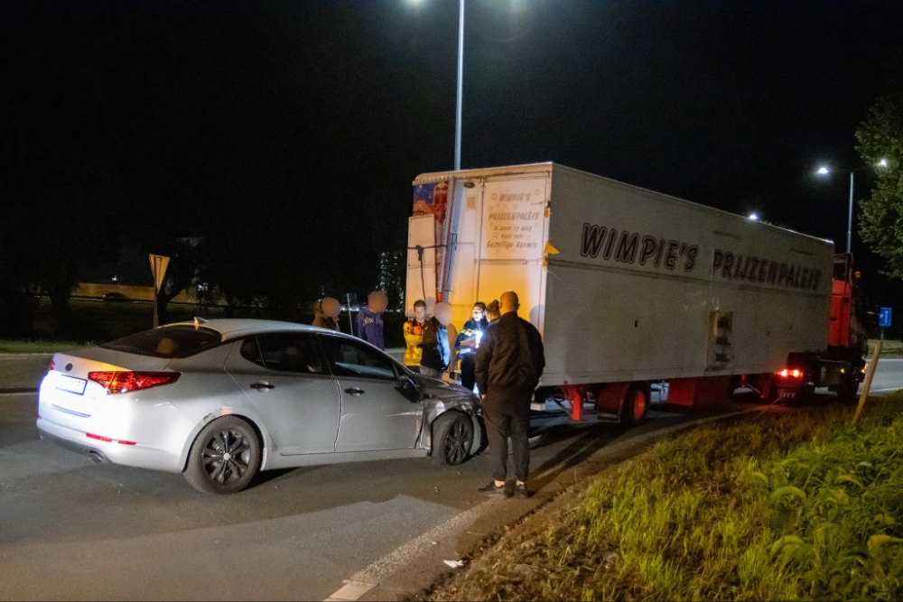 Kermiswagen en auto botsen op oprit snelweg