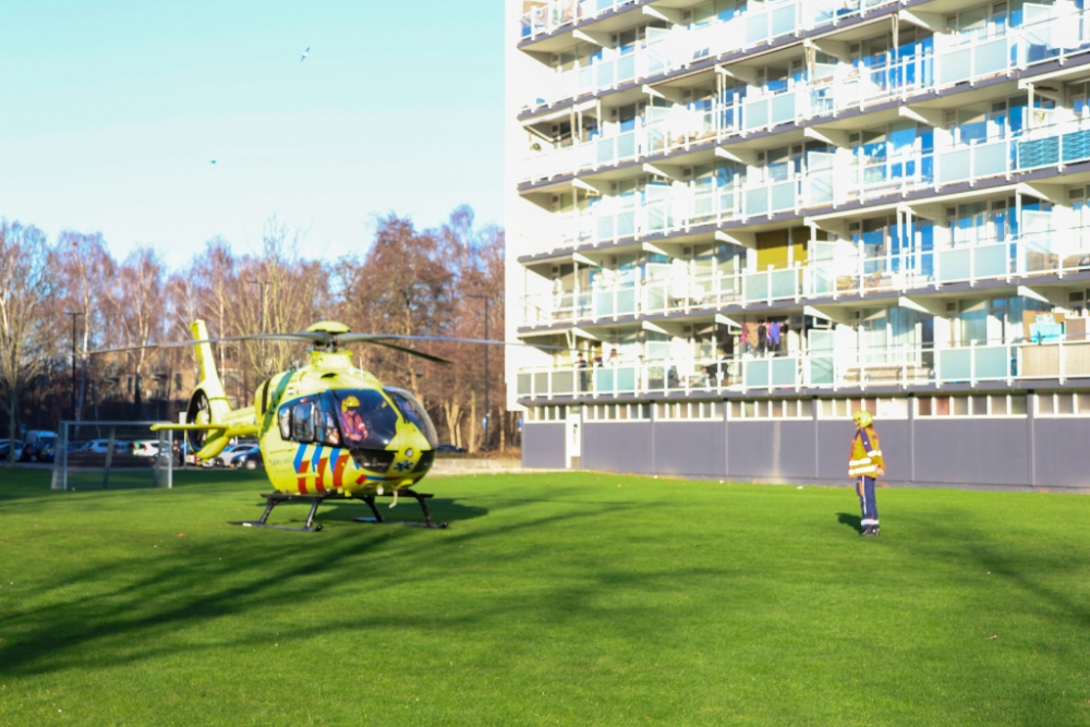Traumahelikopter landt bij Vlaardingse flat voor medische noodsituatie op straat