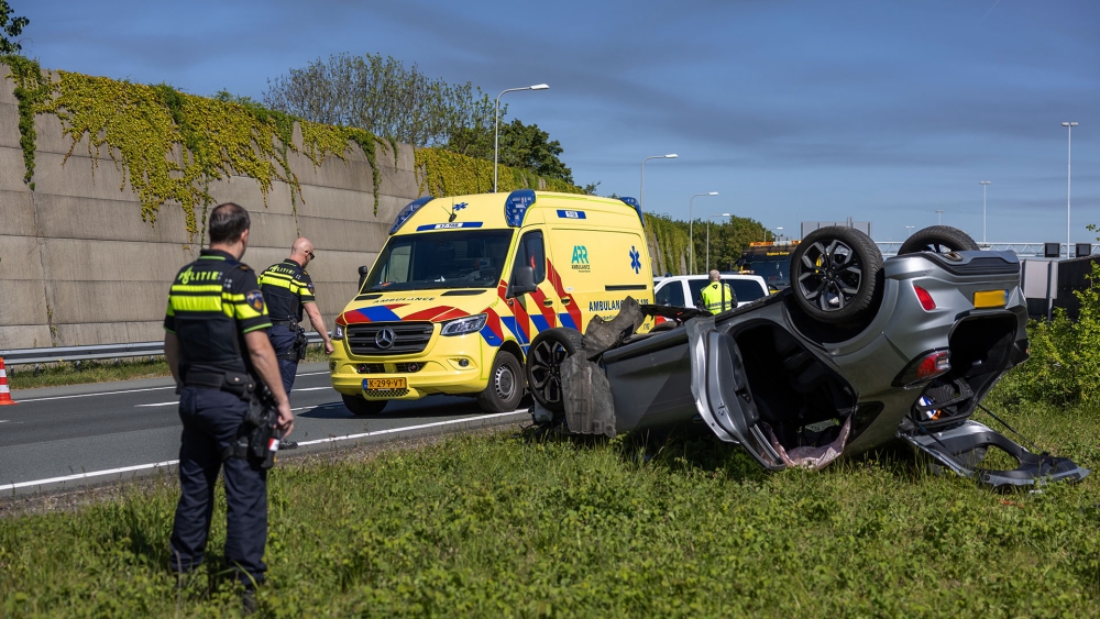 Beschonken bestuurder slaat op de A20 over de kop met twee kinderen achterin